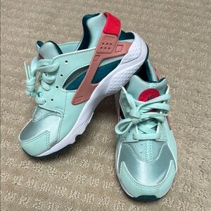 Girls Nike Size 12 Gym Shoes